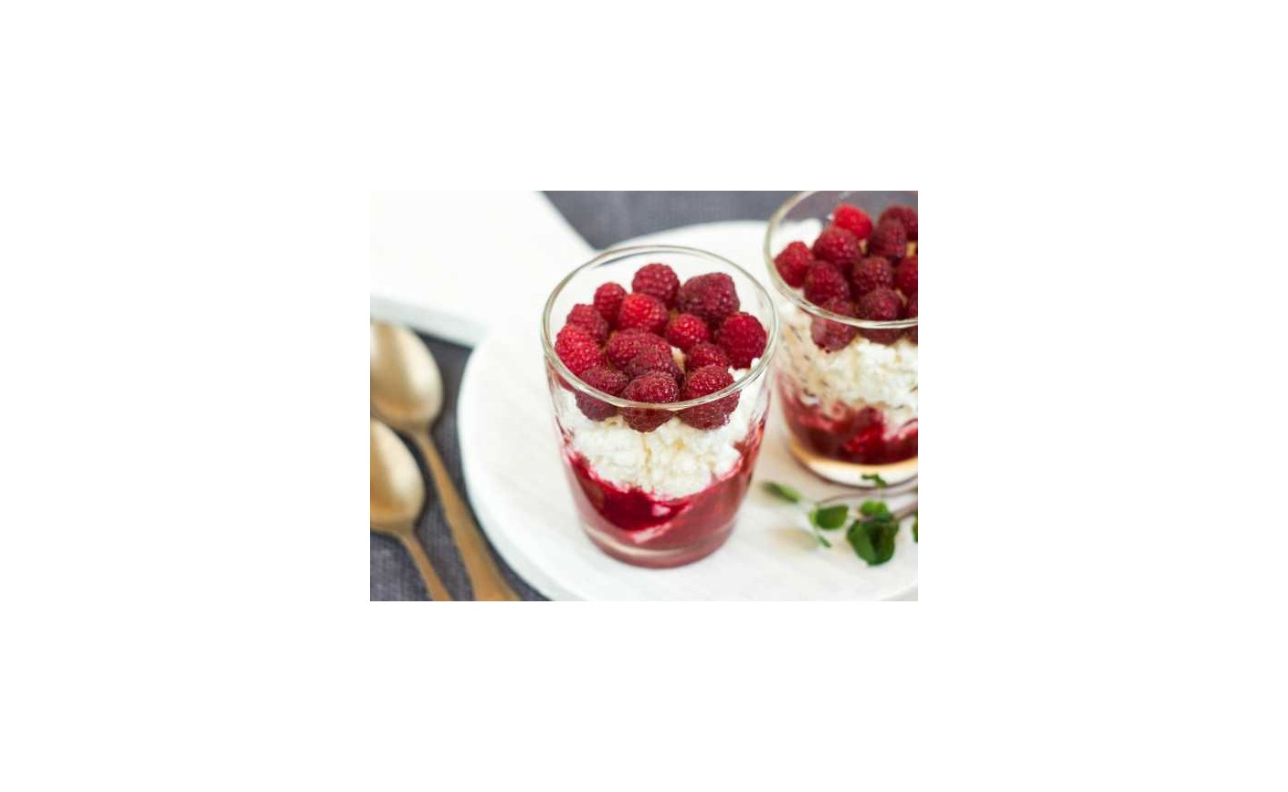 Ricotta (Tvorog) di latte fermentato e lamponi