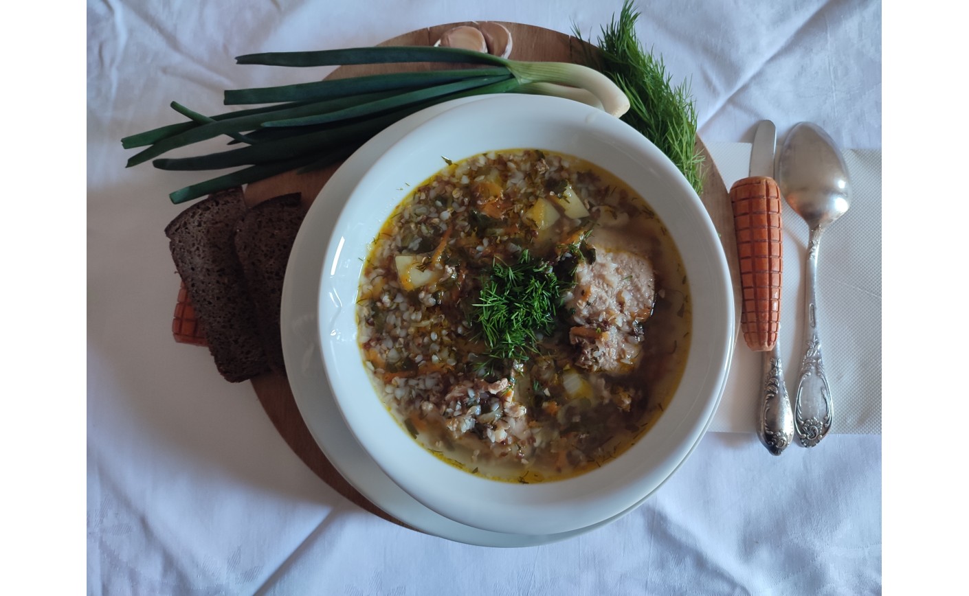 Zuppa di grano saraceno e carne di manzo